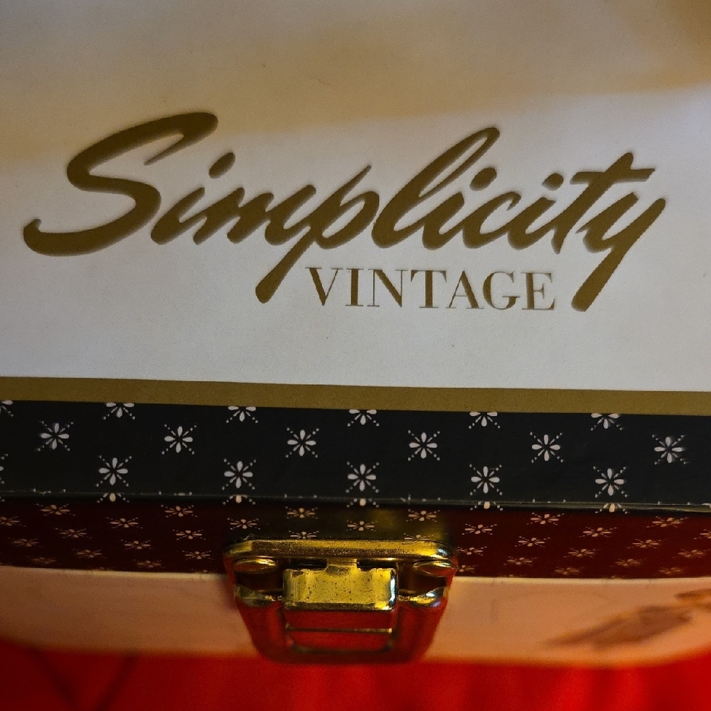 Simplicity Vintage Black and Cream Cosmetic Case - Picture 2 of 13